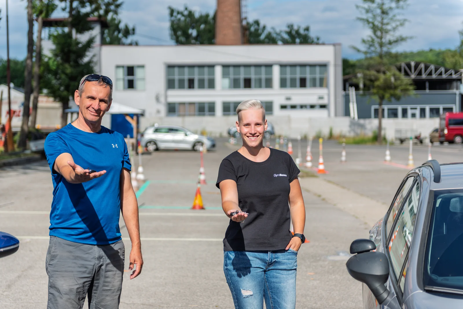 Inštruktori Autoškoly Alfa BB prichádzajú za žiakom na cvičisko v Banskej Bystrici